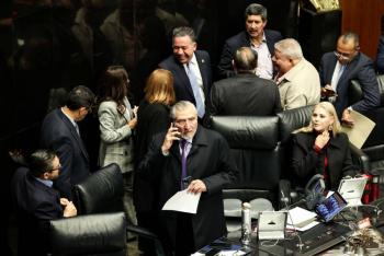 Senadores de Morena reciben 17 mil ejemplares de “Grandeza”, obsequio de Ad&aacute;n Augusto