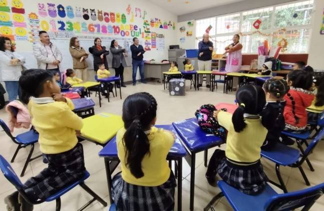 Secretario de Educación de Guanajuato recorre escuelas de Atarjea para fortalecer la calidad educativa
