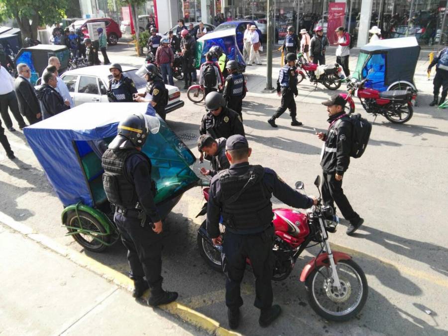 Remiten ocho mototaxis y siete operadores al Juez Cívico por obstrucción de la vía pública en Iztapalapa
