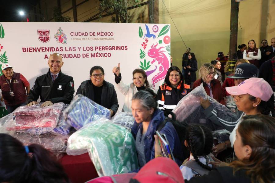 Brugada entrega cobijas y alimentos a peregrinos rumbo a la Basílica de Guadalupe
