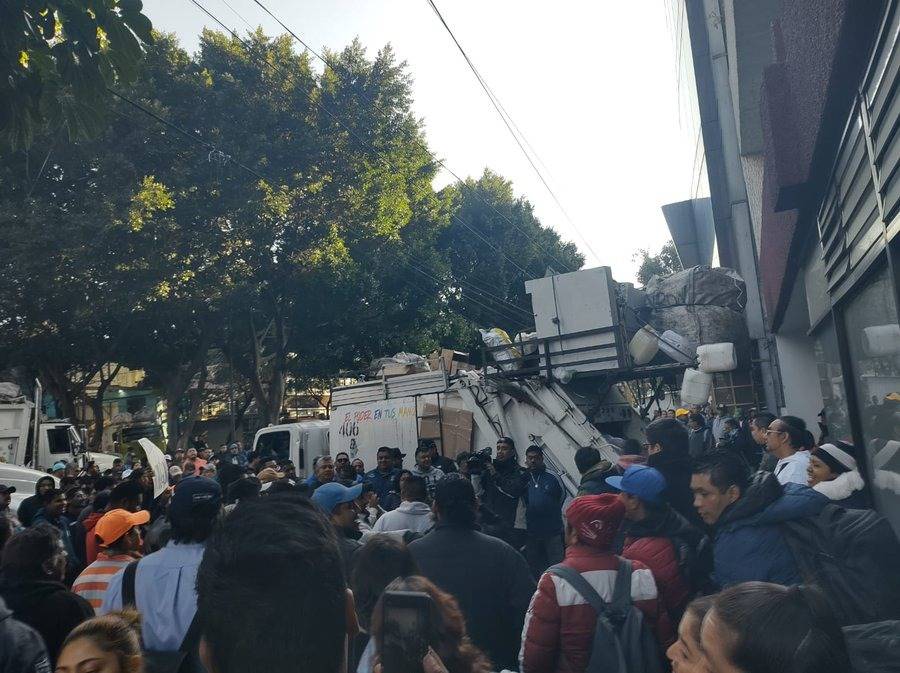 Trabajadores de limpieza bloquean calles en CDMX y prenden fuego a basura durante protesta
