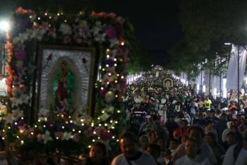 Familias brindan alimentos e hidrataci&oacute;n a peregrinos rumbo a la Bas&iacute;lica de Guadalupe