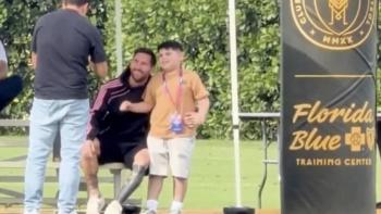 Ni&ntilde;o logra foto con Lionel Messi y su reacci&oacute;n conmueve en redes sociales
