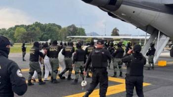Ordena secretario de seguridad Omar Garc&iacute;a Harfuch el traslado de 25 reos de Michoac&aacute;n a penales federales