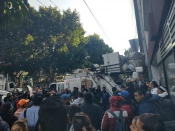Trabajadores de limpieza bloquean calles en CDMX y prenden fuego a basura durante protesta