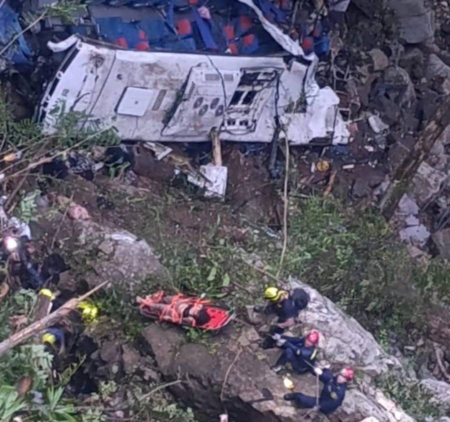 Más de una decena de muertos tras caída de autobús a un abismo en Colombia