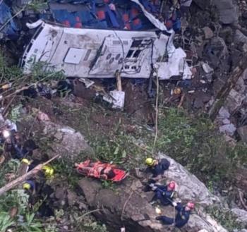 M&aacute;s de una decena de muertos tras ca&iacute;da de autob&uacute;s a un abismo en Colombia