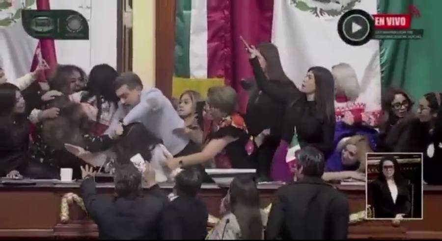 Tensión y golpes durante debate por desaparición del órgano de transparencia en Congreso de la Ciudad de México