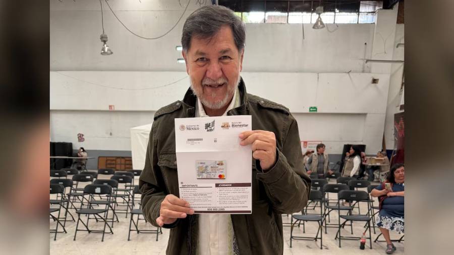 Gerardo Fernández Noroña presume tarjeta de la Pensión del Bienestar en redes sociales