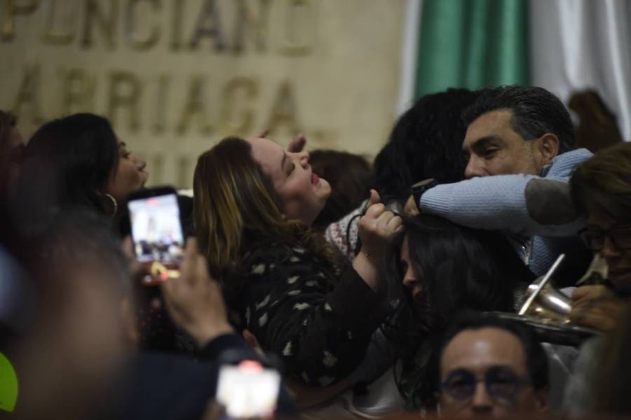 Diputadas se enfrentan a jalones de cabello durante discusi&oacute;n sobre reforma de transparencia en el Congreso CDMX
