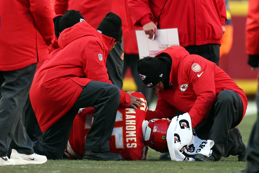 Patrick Mahomes sufre desgarro de ligamento cruzado anterior y se perder&aacute; el resto de la temporada 2025 de los Chiefs