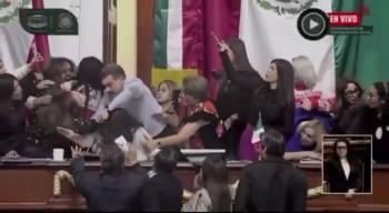 Tensi&oacute;n y golpes durante debate por desaparici&oacute;n del &oacute;rgano de transparencia en Congreso de la Ciudad de M&eacute;xico