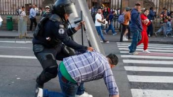 Investigan a polic&iacute;a por agresi&oacute;n a joven durante protesta en Palacio de Gobierno de Michoac&aacute;n