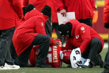 Patrick Mahomes sufre desgarro de ligamento cruzado anterior y se perder&aacute; el resto de la temporada 2025 de los Chiefs