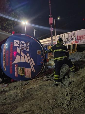 Accidente de pipa cargada con combustible provoca movilizaci&oacute;n de emergencia en Coyoac&aacute;n