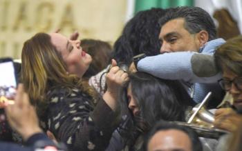 Congreso de CDMX aprueba desaparici&oacute;n del INFO en medio de golpes y jaloneos