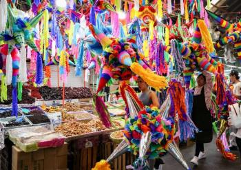 El alza de precios golpea la venta de pi&ntilde;atas navide&ntilde;as en M&eacute;xico