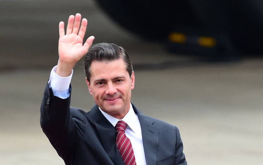 Enrique Pe&ntilde;a Nieto es visto en oficinas del SAT durante su visita a M&eacute;xico