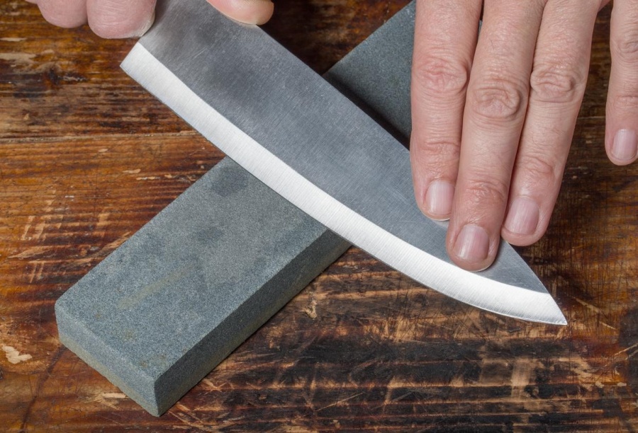 Cómo afilar tus cuchillos de cocina en casa de forma segura