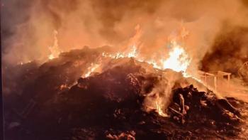 Incendio arrasa con planta recicladora en Uruapan, Michoac&aacute;n