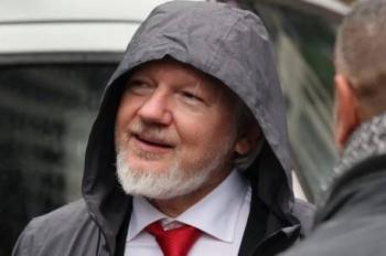 Assange denuncia a la Fundaci&oacute;n Nobel por entregar el Premio de la Paz a Machado