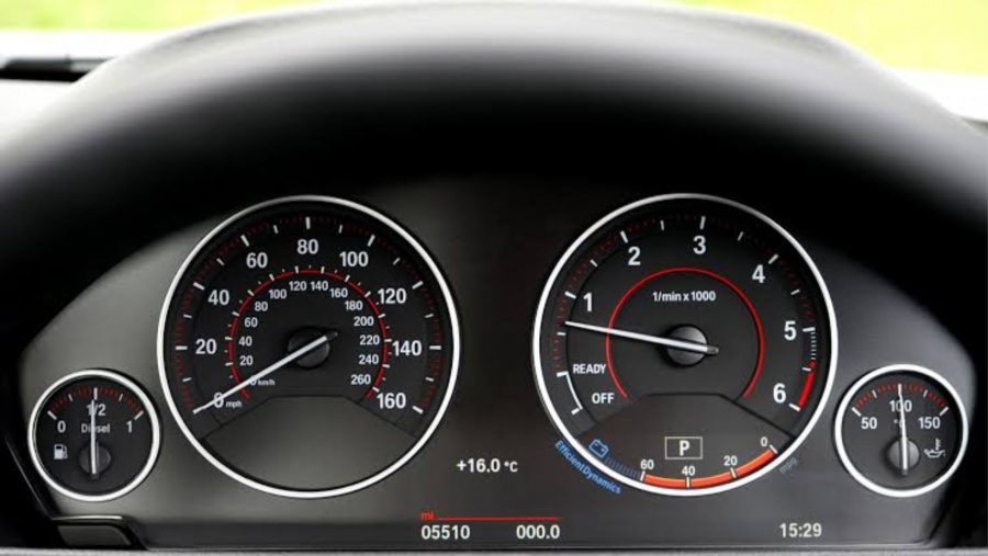 Se&ntilde;ales en el tablero de tu auto que nunca debes ignorar (y qu&eacute; significan)