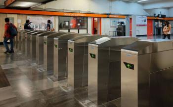 Metro capitalino moderniza accesos con instalaci&oacute;n de puertas autom&aacute;ticas
