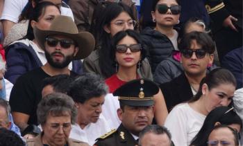 Pol&eacute;mica en redes por entrega de juguetes de &Aacute;ngela Aguilar y Christian Nodal en Zacatecas
