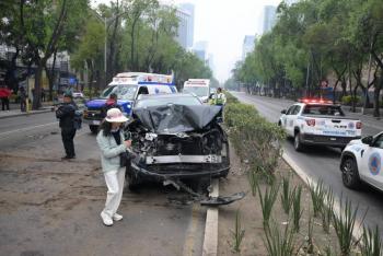 Camioneta se estrella contra autob&uacute;s en Paseo de la Reforma; dos personas resultan lesionadas
