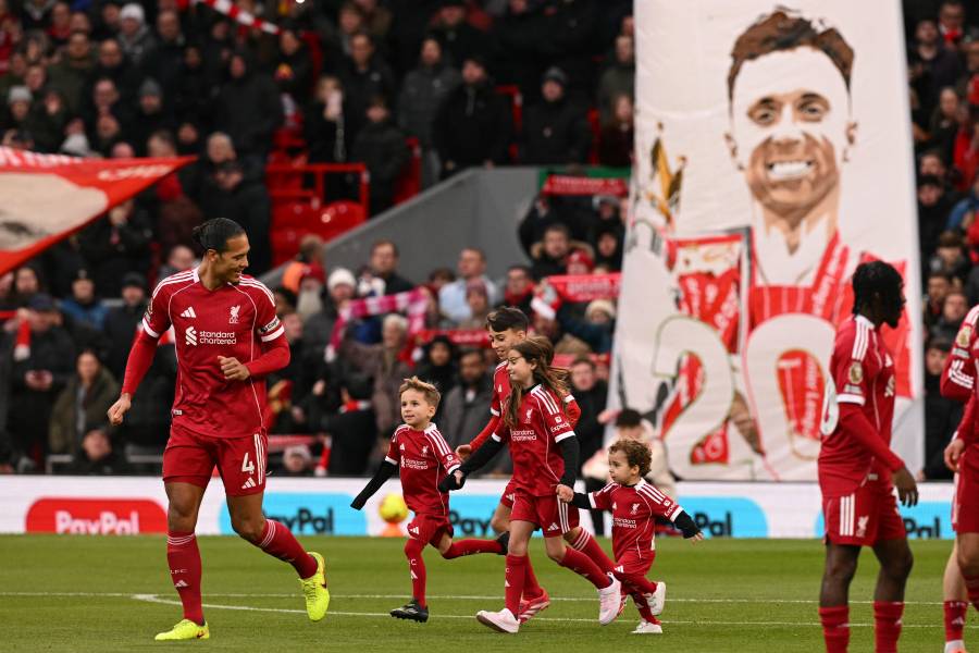 Arsenal mantiene el liderato, Liverpool homenajea a Jota con triunfo