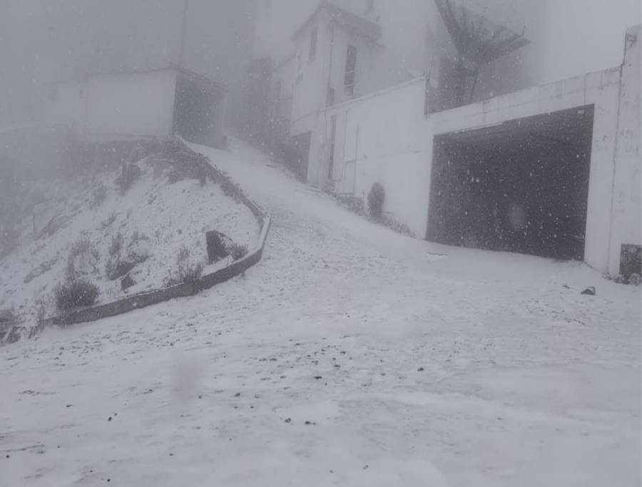 El Cofre de Perote se cubre de blanco con la primera nevada de la temporada