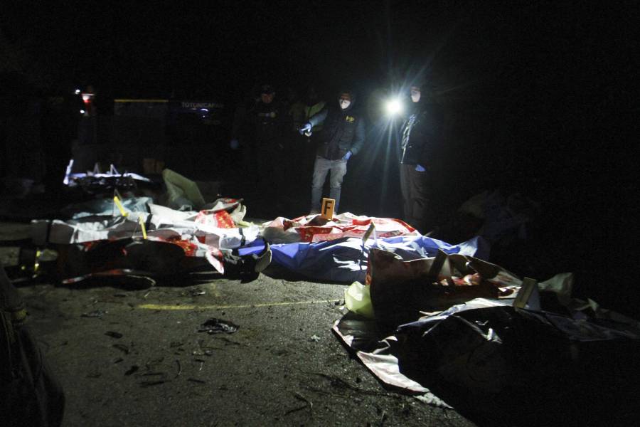 Al menos 15 muertos tras caer autobús en un barranco en Guatemala