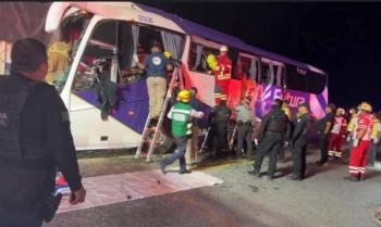 Choque entre autob&uacute;s y tr&aacute;iler deja dos muertos y 35 heridos en Tamaulipas