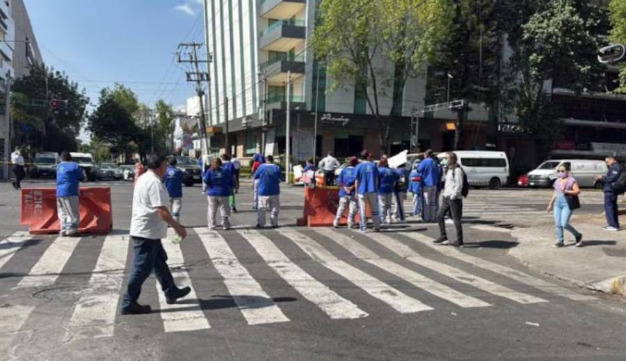 Trabajadores de limpieza protestan en CDMX por presunta falta de pago de Ocram Seyer