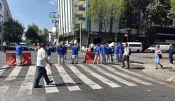 Trabajadores de limpieza protestan en CDMX por presunta falta de pago de Ocram Seyer