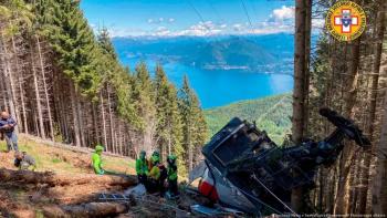 Accidente de telef&eacute;rico deja a 100 personas atrapadas en los Alpes italianos