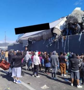 Rapi&ntilde;a tras volcadura de tr&aacute;iler en Santa Rosa J&aacute;uregui