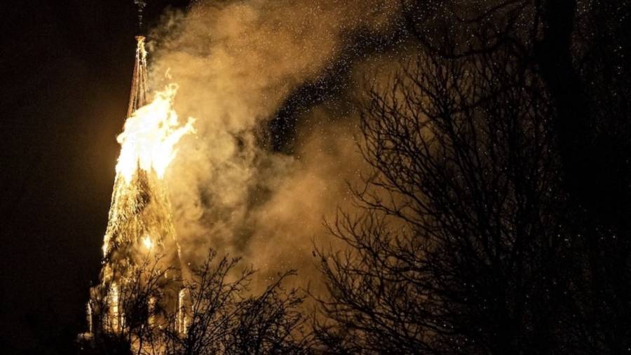 Incendio consume la emblem&aacute;tica iglesia Vondelkerk en &Aacute;msterdam; reportan riesgo de colapso total