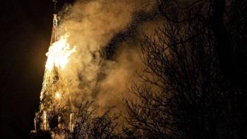 Incendio consume la emblem&aacute;tica iglesia Vondelkerk en &Aacute;msterdam; reportan riesgo de colapso total