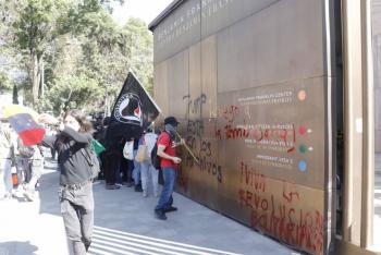 As&iacute; luce la embajada de E.U ante protestas en el Centro Benjamin Franklin por captura de Nicol&aacute;s Maduro