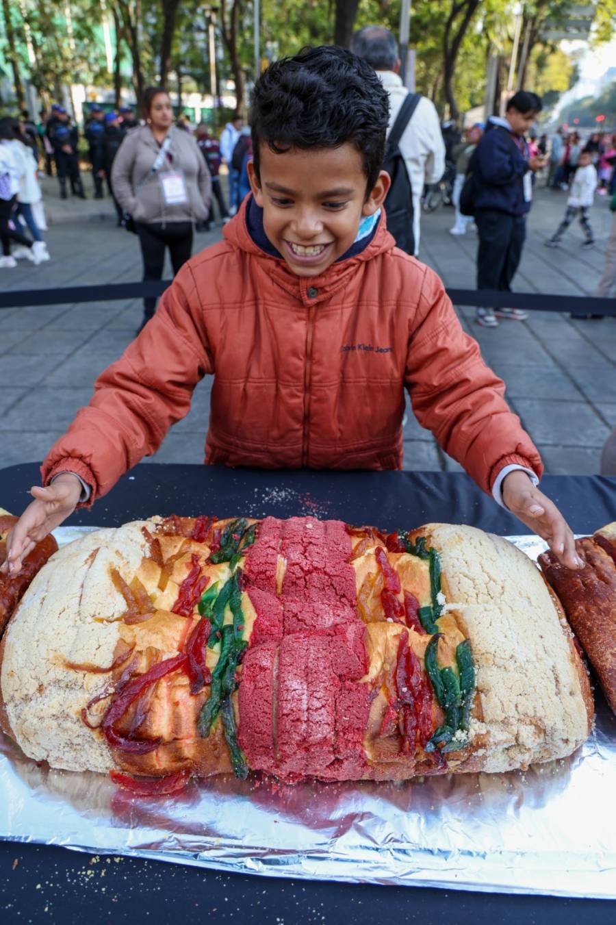 Clara Brugada celebra con Mega Rosca de Reyes y entrega de juguetes en el Ángel de la Independencia