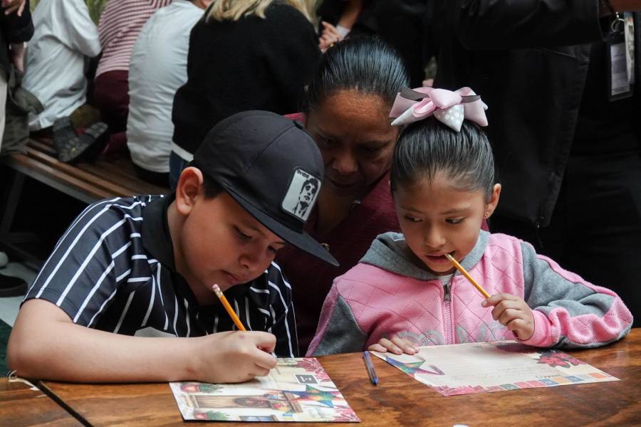 Afluencia de familias en el Palacio Postal por cartas a los Reyes Magos; gasto en obsequios alcanza hasta 30 mil pesos