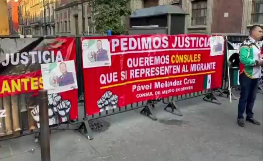 Integrantes de H&eacute;roes Migrantes protestan en el Centro Hist&oacute;rico por presuntas omisiones consulares