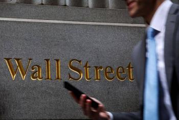 Wall Street y precio del petr&oacute;leo cierran al alza
