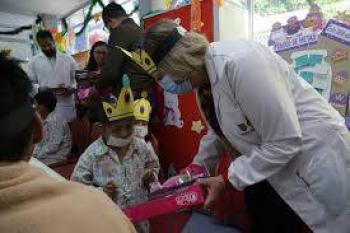 Reyes Magos llevan juguetes a hospitales pedi&aacute;tricos de la Ciudad de M&eacute;xico