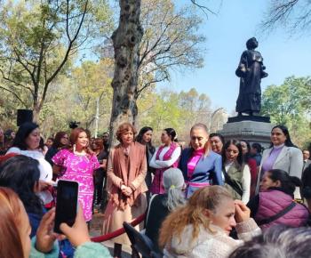 Sheinbaum destaca papel de mujeres ind&iacute;genas al develar esculturas de ancestras en Paseo de la Reforma