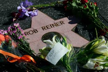 Pospuesta audiencia del hijo del cineasta Rob Reiner por el homicidio de sus padres