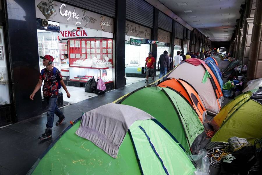 Pueblos originarios mantienen plant&oacute;n en el Z&oacute;calo