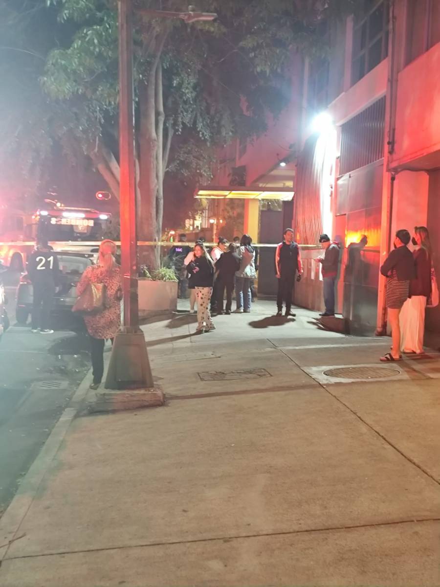 Evac&uacute;an residentes de edificio en la colonia Condesa por incendio