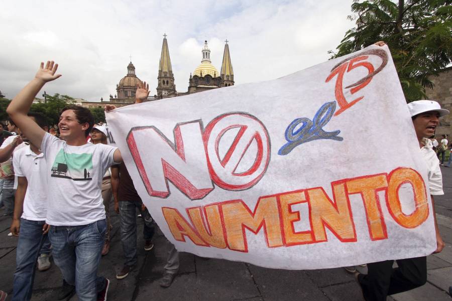 Detienen a cuatro personas tras protesta contra aumento al transporte público en Guadalajara